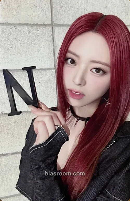 Yuna ITZY 2nd World Tour 'Born To Be' Photocard - ITZY - ITZY K-pop photocard