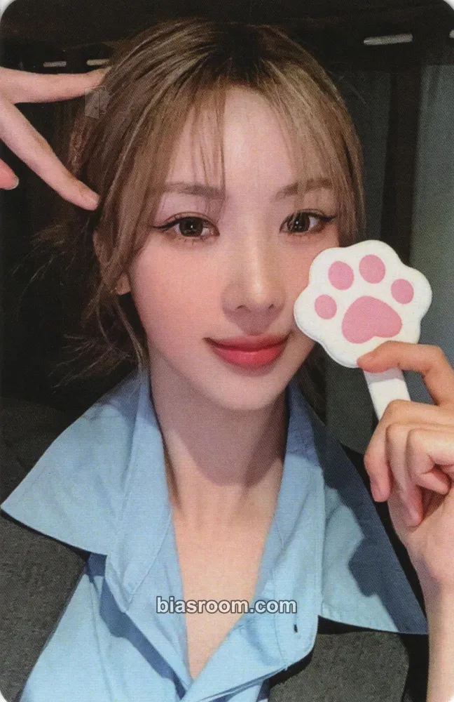 Yoohyeon 7 Doors of Christmas: A Lucky Encore Photocard - Dreamcatcher - Dreamcatcher K-pop photocard