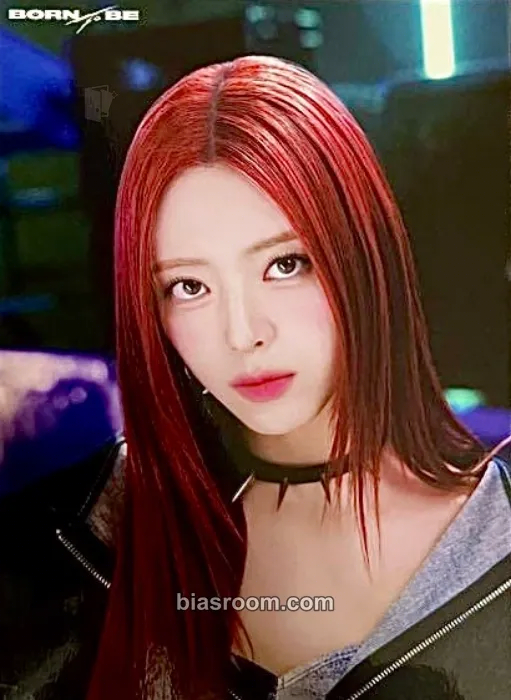 Yuna ITZY 2nd World Tour 'Born To Be' Photocard - ITZY - ITZY K-pop photocard