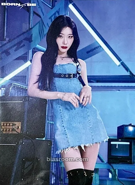 Chaeryeong ITZY 2nd World Tour 'Born To Be' Photocard - ITZY - ITZY K-pop photocard