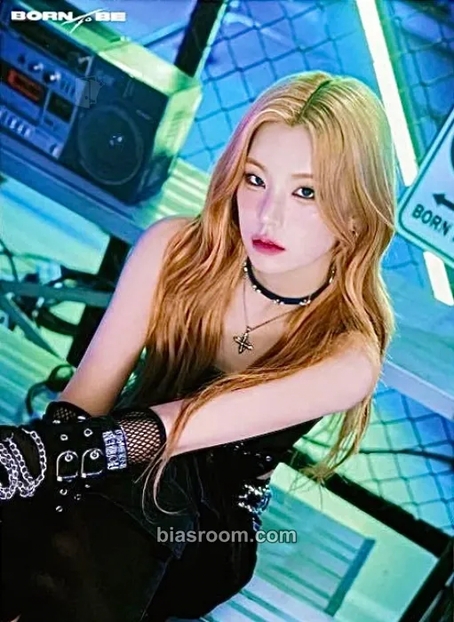 Yeji ITZY 2nd World Tour 'Born To Be' Photocard - ITZY - ITZY K-pop photocard