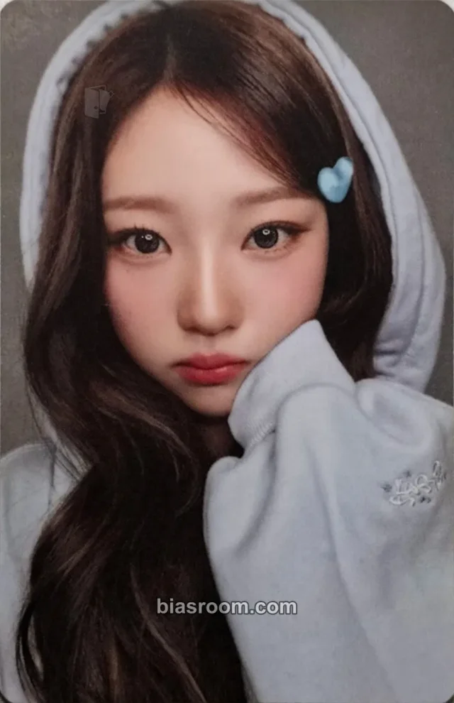 Hearts2Hearts - Stella - FOCUS Album merch photocard sweatshirt