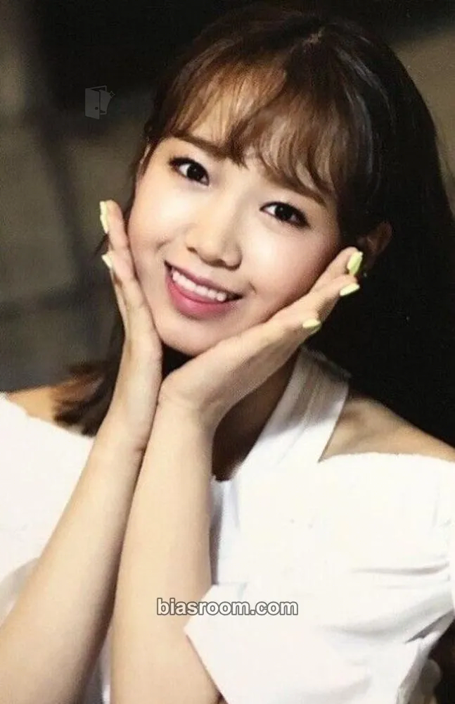 Choi Yoojung WEME Photocard - Weki Meki - Weki Meki K-pop photocard