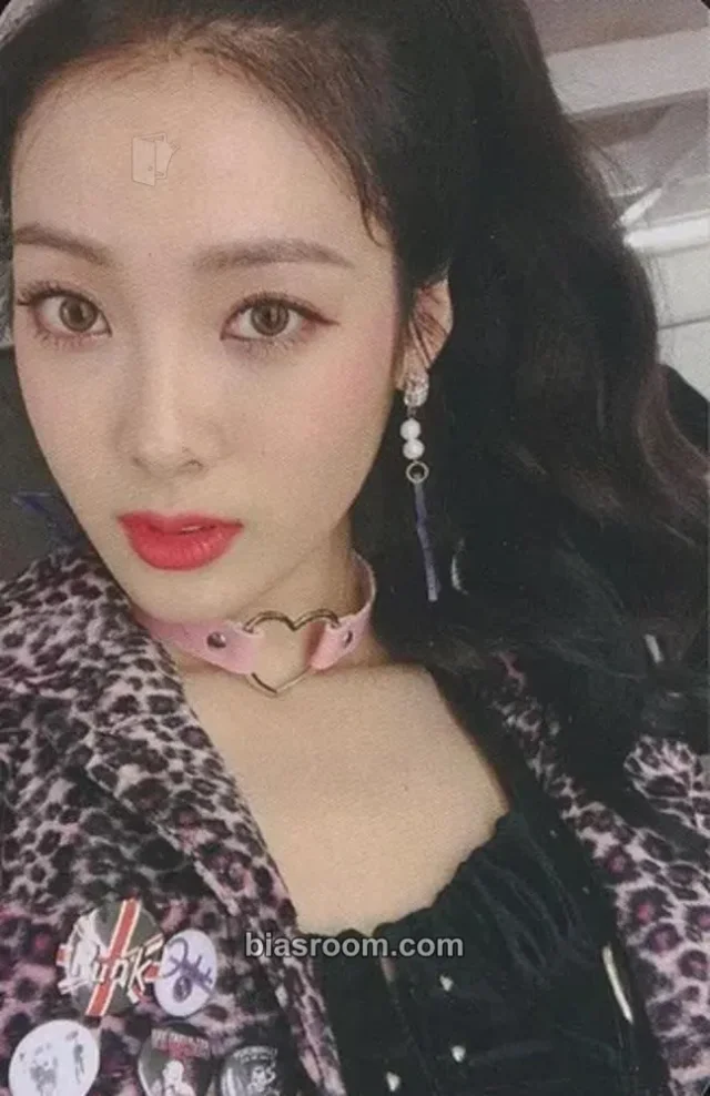Weki Meki - Lucy - KISS, KICKS Album album photocard kiss version