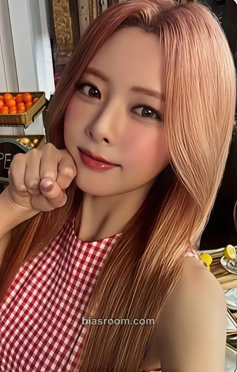 Yuna JYP JAPAN POPUP STORE 2025 Photocard - ITZY - ITZY K-pop photocard