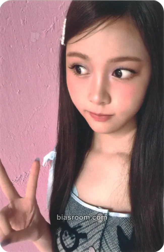 Carmen FOCUS Photocard - Hearts2Hearts - Hearts2Hearts K-pop photocard