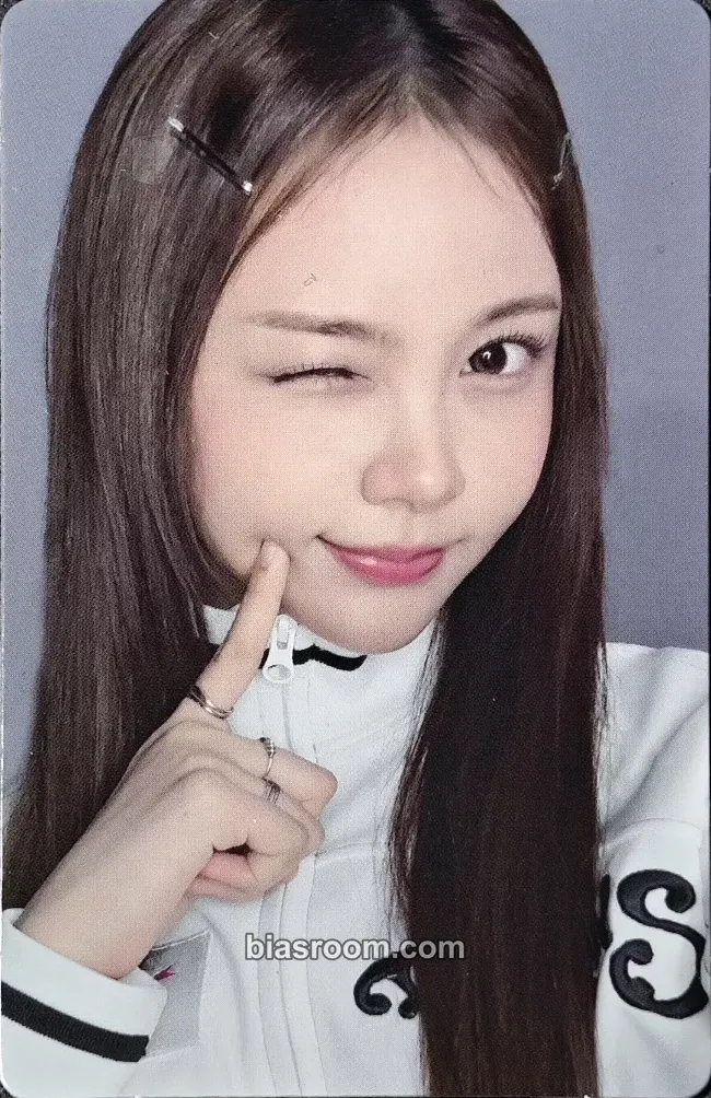 Carmen FOCUS Photocard - Hearts2Hearts - Hearts2Hearts K-pop photocard