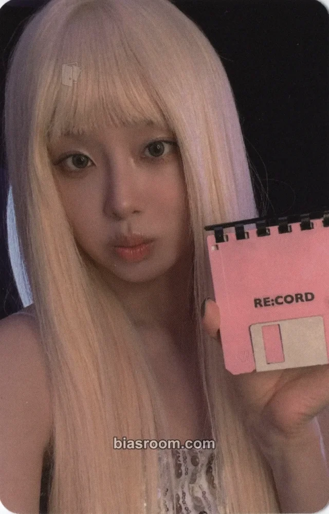 Chuu - Chuu - XO, My Cyberlove Album trading card pop-up store olive young