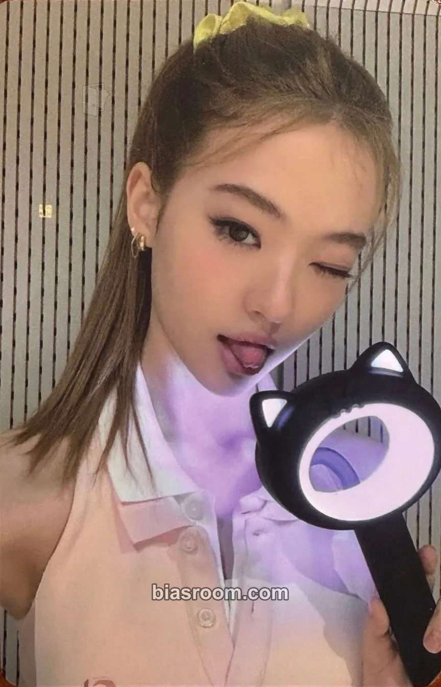 Ella Official Lightstick Photocard - MEOVV - MEOVV K-pop photocard