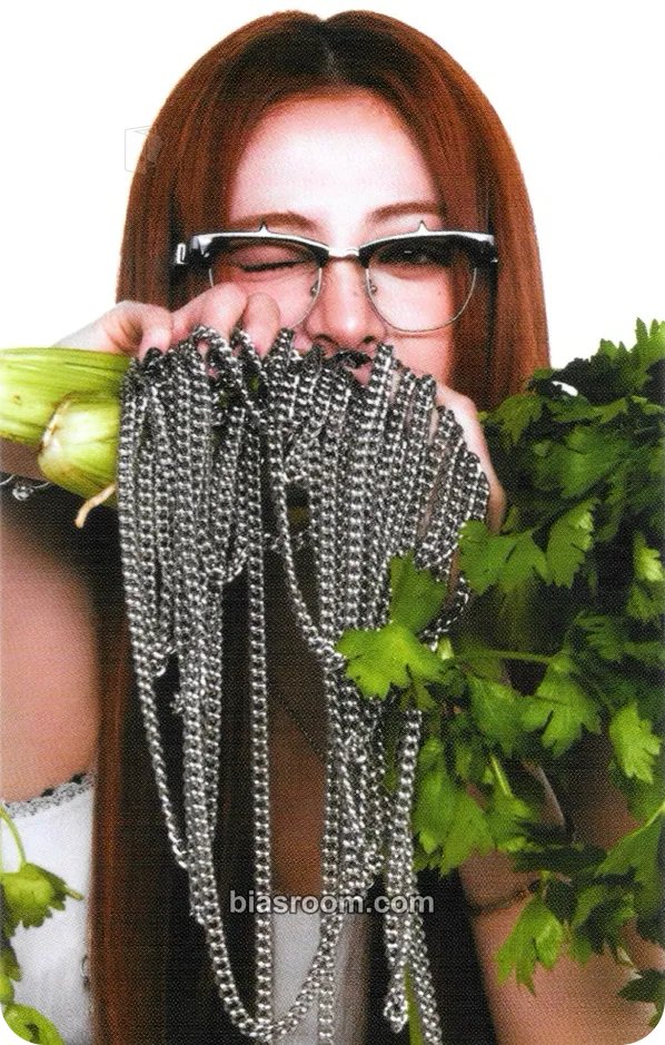 Huh Yunjin SPAGHETTI Photocard - LE SSERAFIM - LE SSERAFIM K-pop photocard