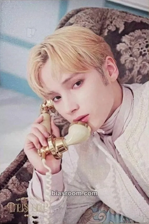 Huening Kai Tomorrow X Together Museum Photocard - TOMORROW X TOGETHER - TOMORROW X TOGETHER K-pop photocard