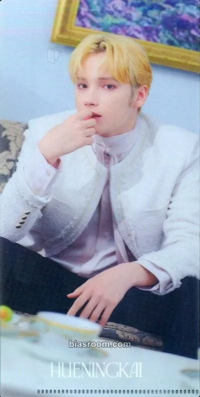 Huening Kai Tomorrow X Together Museum Photocard - TOMORROW X TOGETHER - TOMORROW X TOGETHER K-pop photocard