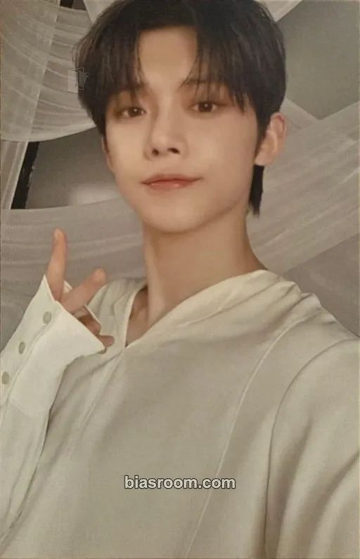 Yeonjun Tomorrow X Together Museum Photocard - TOMORROW X TOGETHER - TOMORROW X TOGETHER K-pop photocard