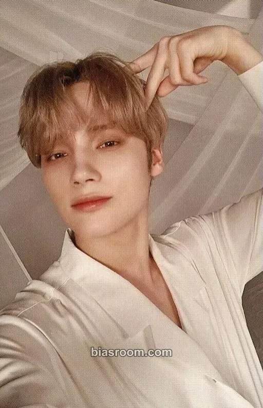 Huening Kai Tomorrow X Together Museum Photocard - TOMORROW X TOGETHER - TOMORROW X TOGETHER K-pop photocard