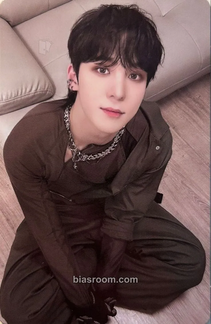 Yunho THE WORLD EP.2 : OUTLAW Photocard - ATEEZ - ATEEZ K-pop photocard