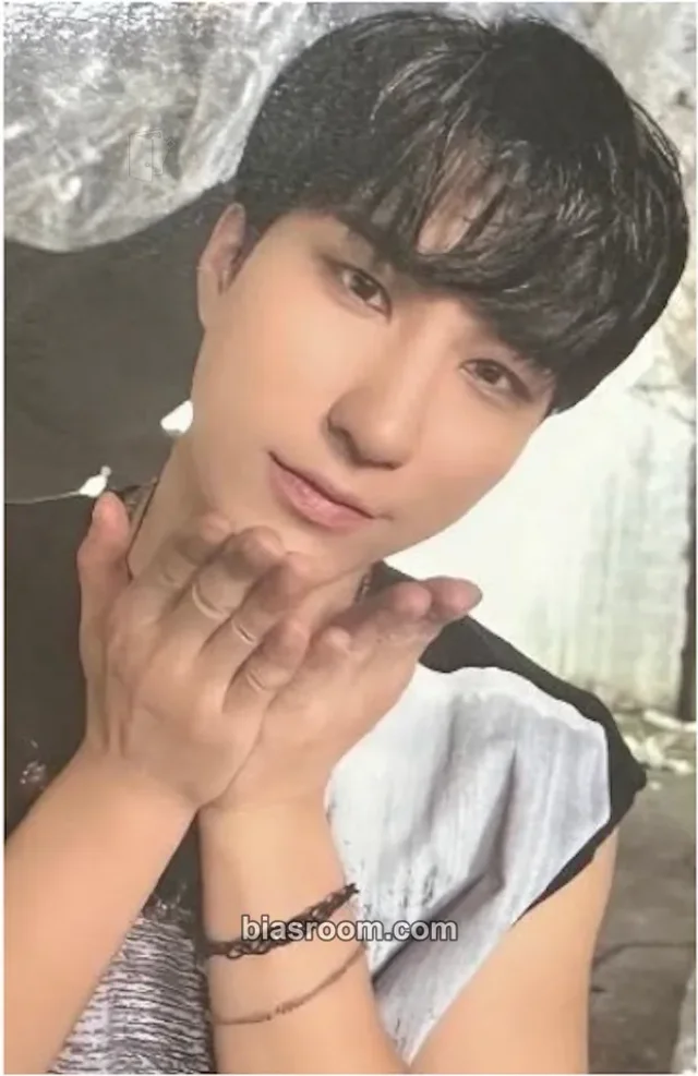ONEWE - Harin - XOXO Album album photocard