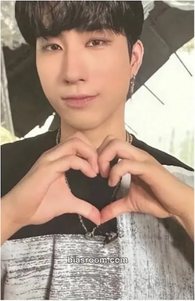 ONEWE - Harin - XOXO Album album photocard