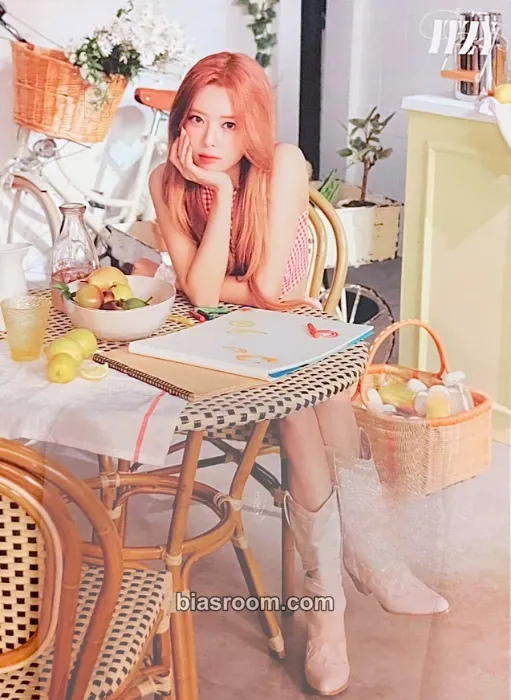Yuna JYP JAPAN POPUP STORE 2025 Photocard - ITZY - ITZY K-pop photocard