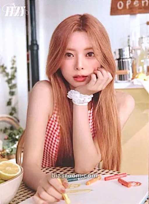 Yuna JYP JAPAN POPUP STORE 2025 Photocard - ITZY - ITZY K-pop photocard