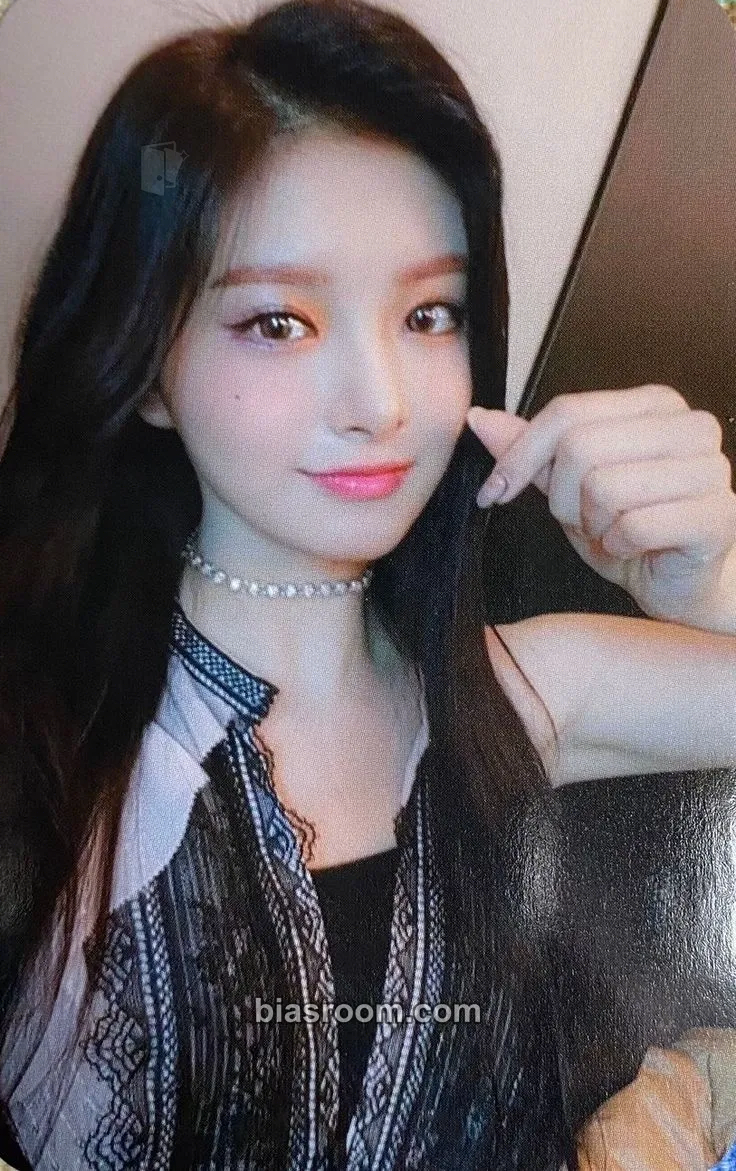 Yiren Reminiscence Photocard - EVERGLOW - EVERGLOW K-pop photocard