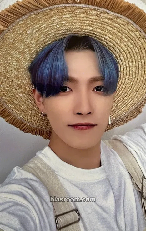 Hongjoong POP-UP: THE WORLD EP.2 : OUTLAW (Everline) Photocard - ATEEZ - ATEEZ K-pop photocard