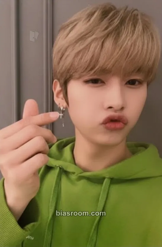 Lee Know Clé 2: Yellow Wood Photocard - Stray Kids - Stray Kids K-pop photocard