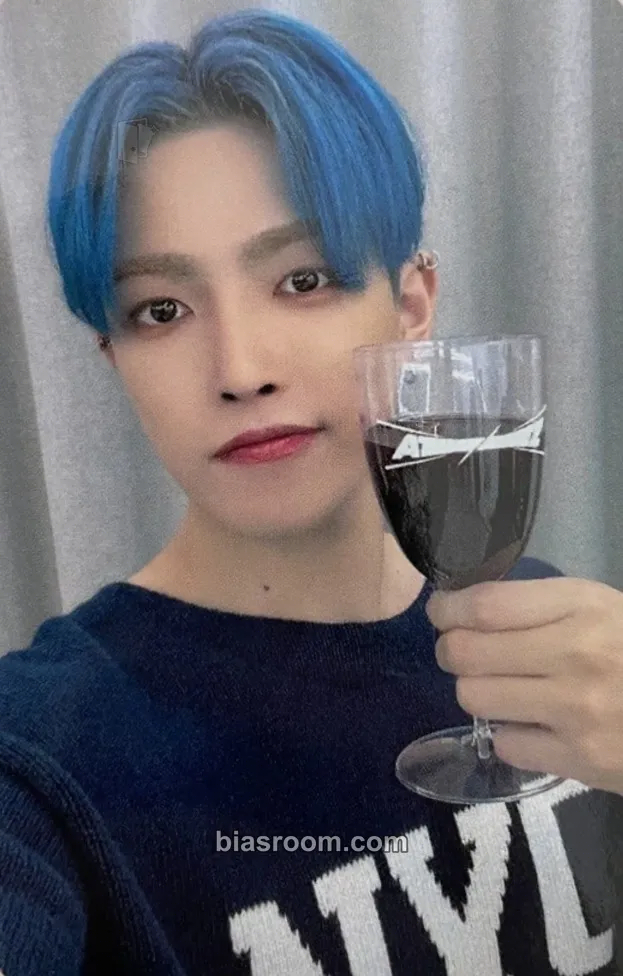 Hongjoong POP-UP: THE WORLD EP.2 : OUTLAW (Everline) Photocard - ATEEZ - ATEEZ K-pop photocard