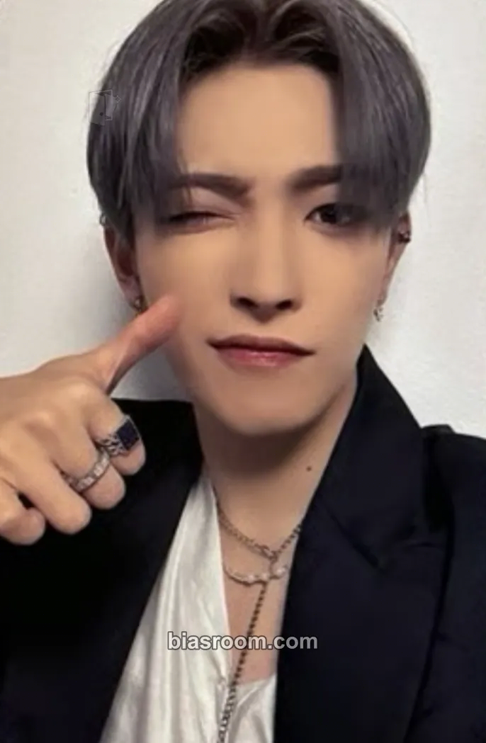 Hongjoong THE WORLD EP.2 : OUTLAW Photocard - ATEEZ - ATEEZ K-pop photocard