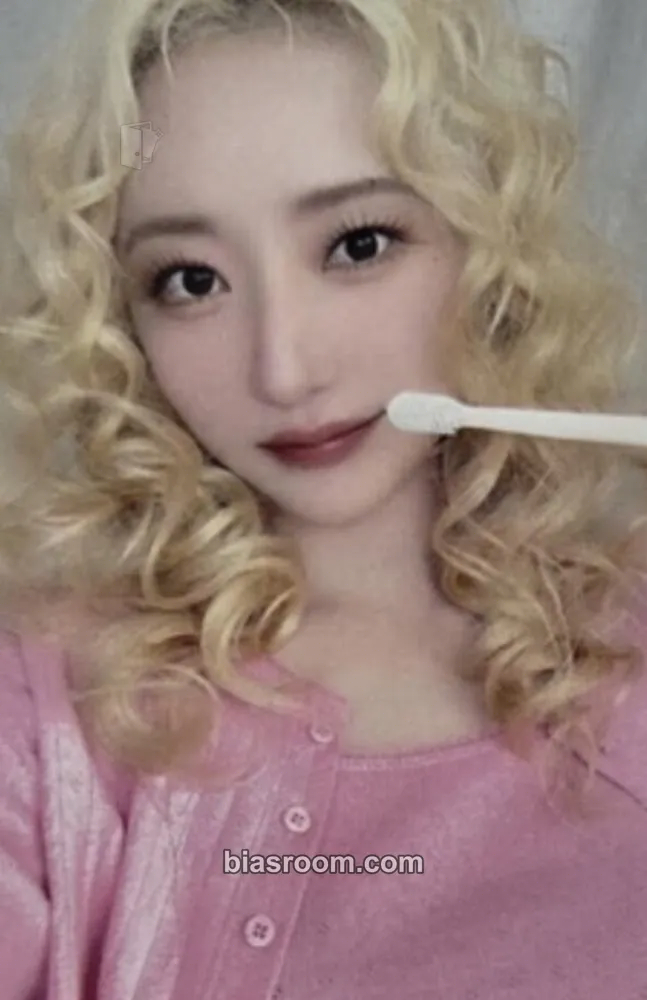 SuA The Night Bloom - UAU 2026 Season's Greetings Photocard - Dreamcatcher - Dreamcatcher K-pop photocard