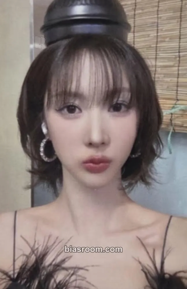 Yoohyeon The Night Bloom - UAU 2026 Season's Greetings Photocard - Dreamcatcher - Dreamcatcher K-pop photocard