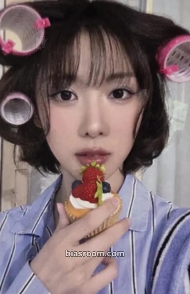 Yoohyeon The Night Bloom - UAU 2026 Season's Greetings Photocard - Dreamcatcher - Dreamcatcher K-pop photocard