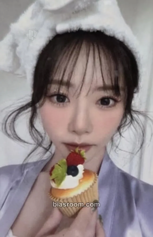 JiU The Night Bloom - UAU 2026 Season's Greetings Photocard - Dreamcatcher - Dreamcatcher K-pop photocard