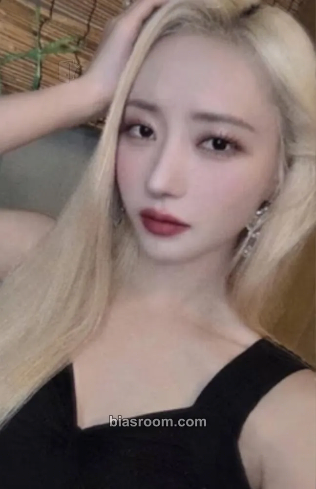 SuA The Night Bloom - UAU 2026 Season's Greetings Photocard - Dreamcatcher - Dreamcatcher K-pop photocard