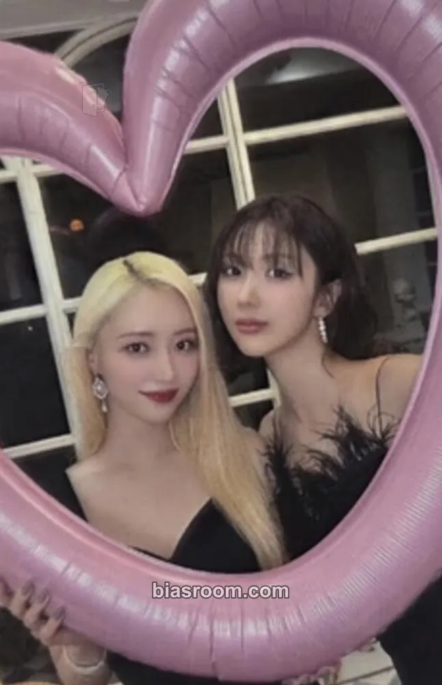 The Night Bloom - UAU 2026 Season's Greetings Photocard - Dreamcatcher - Dreamcatcher K-pop photocard