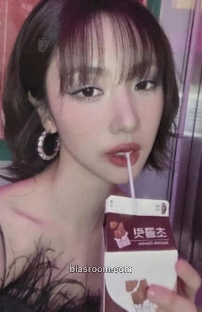 Yoohyeon The Night Bloom - UAU 2026 Season's Greetings Photocard - Dreamcatcher - Dreamcatcher K-pop photocard