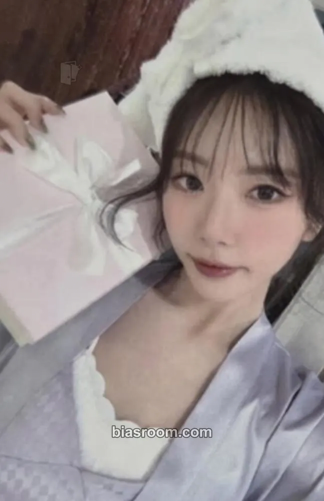 JiU The Night Bloom - UAU 2026 Season's Greetings Photocard - Dreamcatcher - Dreamcatcher K-pop photocard