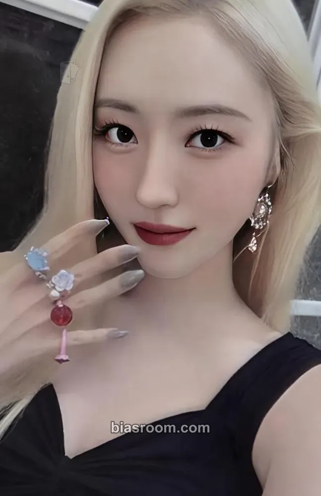 SuA The Night Bloom - UAU 2026 Season's Greetings Photocard - Dreamcatcher - Dreamcatcher K-pop photocard