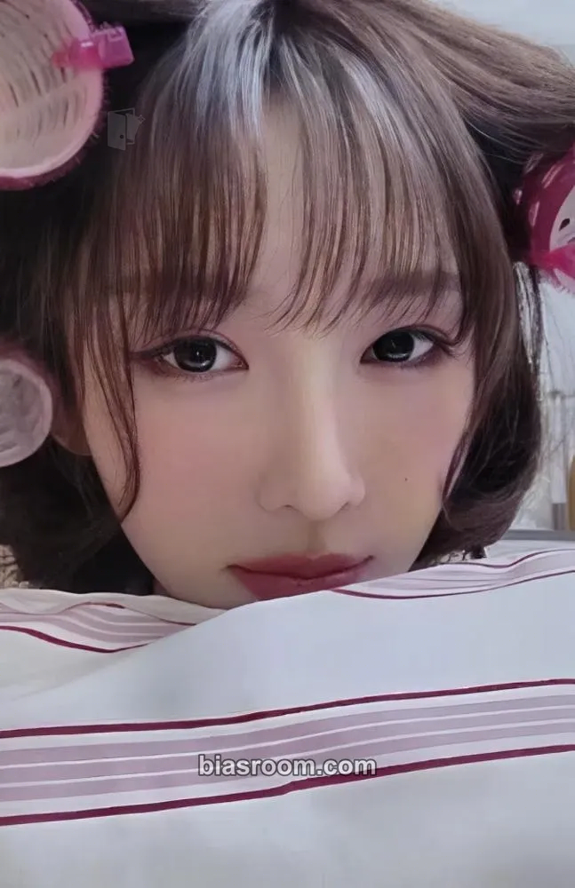 Yoohyeon The Night Bloom - UAU 2026 Season's Greetings Photocard - Dreamcatcher - Dreamcatcher K-pop photocard