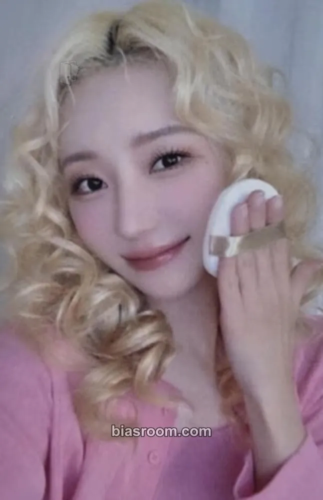 SuA The Night Bloom - UAU 2026 Season's Greetings Photocard - Dreamcatcher - Dreamcatcher K-pop photocard