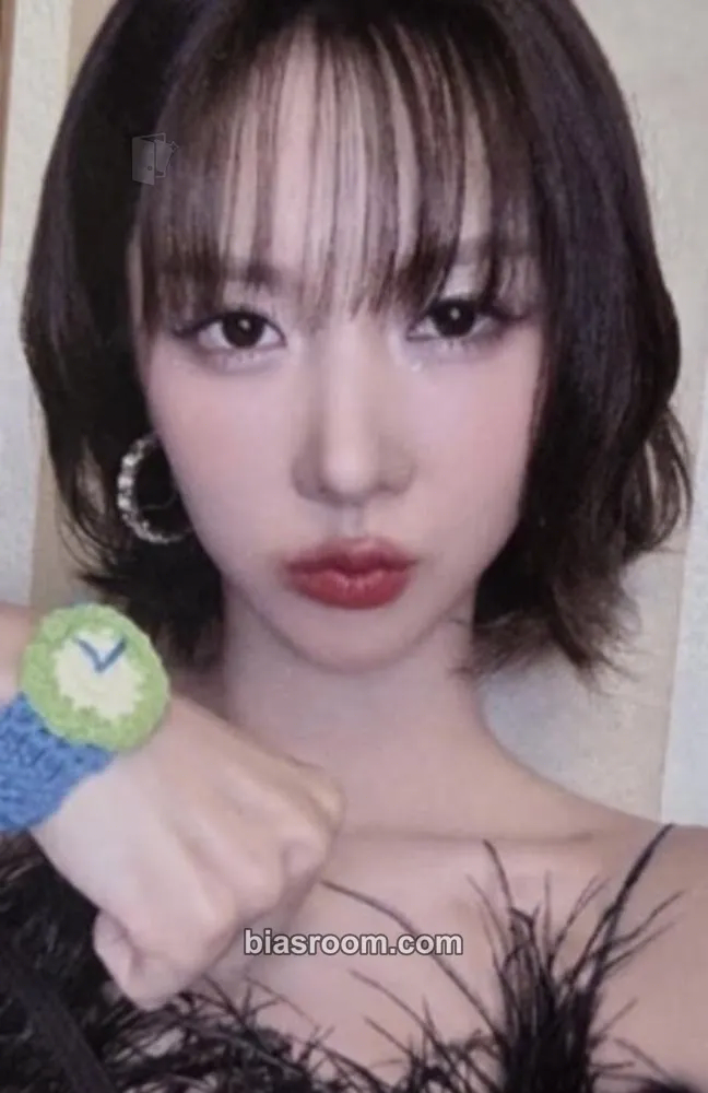 Yoohyeon The Night Bloom - UAU 2026 Season's Greetings Photocard - Dreamcatcher - Dreamcatcher K-pop photocard