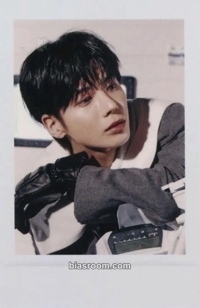 Taehyun The Star Chapter: Sanctuary Photocard - TOMORROW X TOGETHER - TOMORROW X TOGETHER K-pop photocard