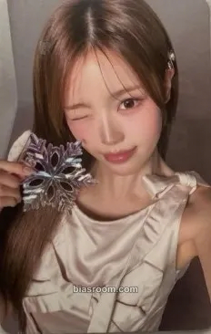 Jeong Saebi 2026 Season’s Greetings: <365 Knots> Photocard - izna - izna K-pop photocard