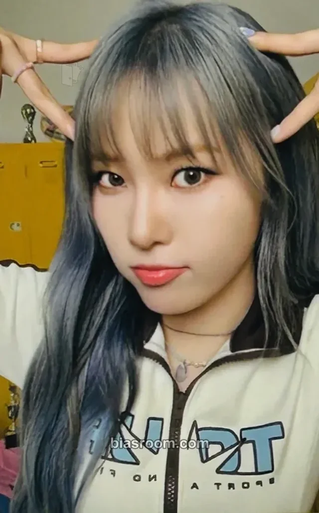 Weeekly - Monday - Bliss Album album photocard on version