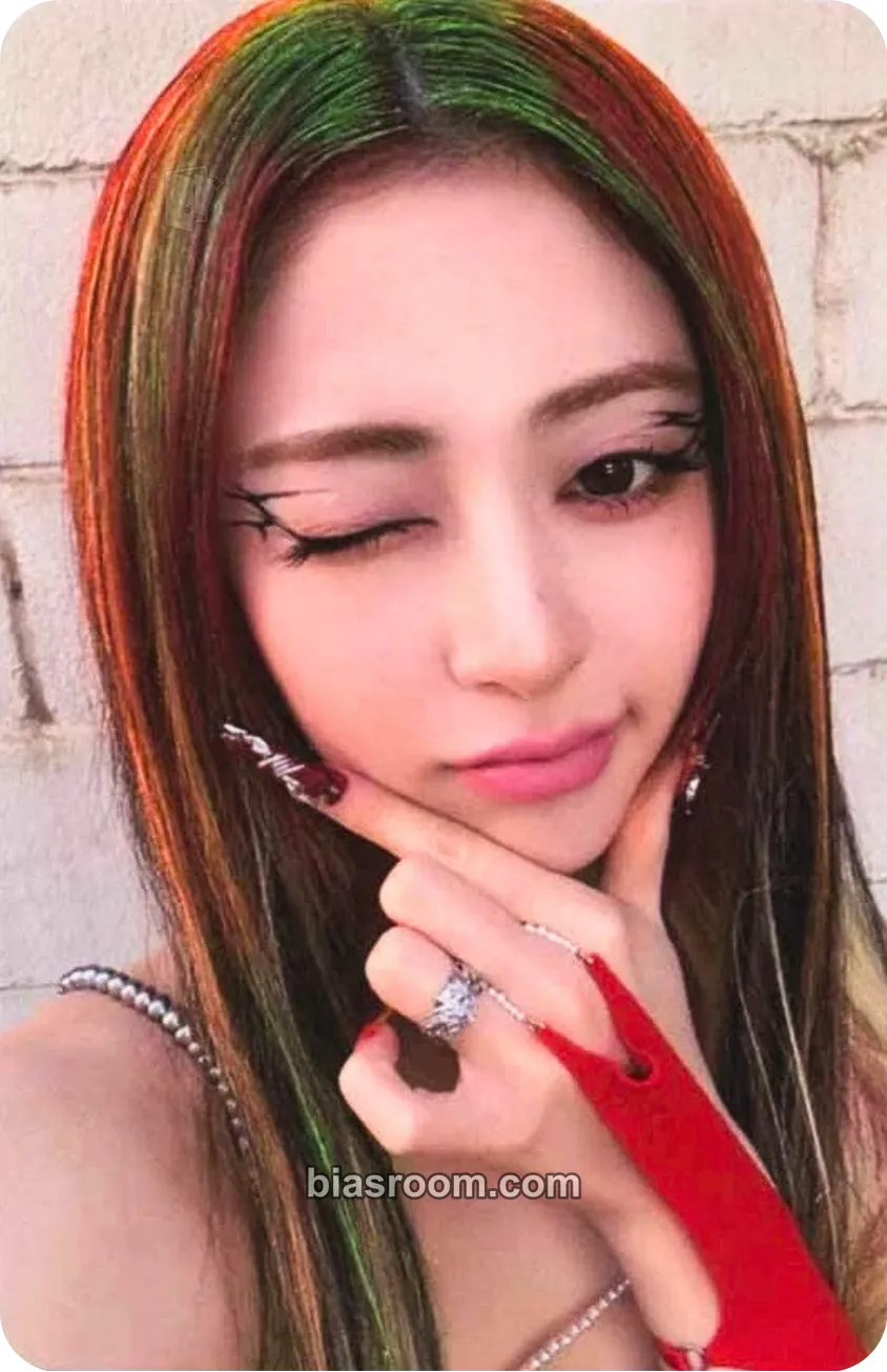 Huh Yunjin CRAZY Photocard - LE SSERAFIM - LE SSERAFIM K-pop photocard