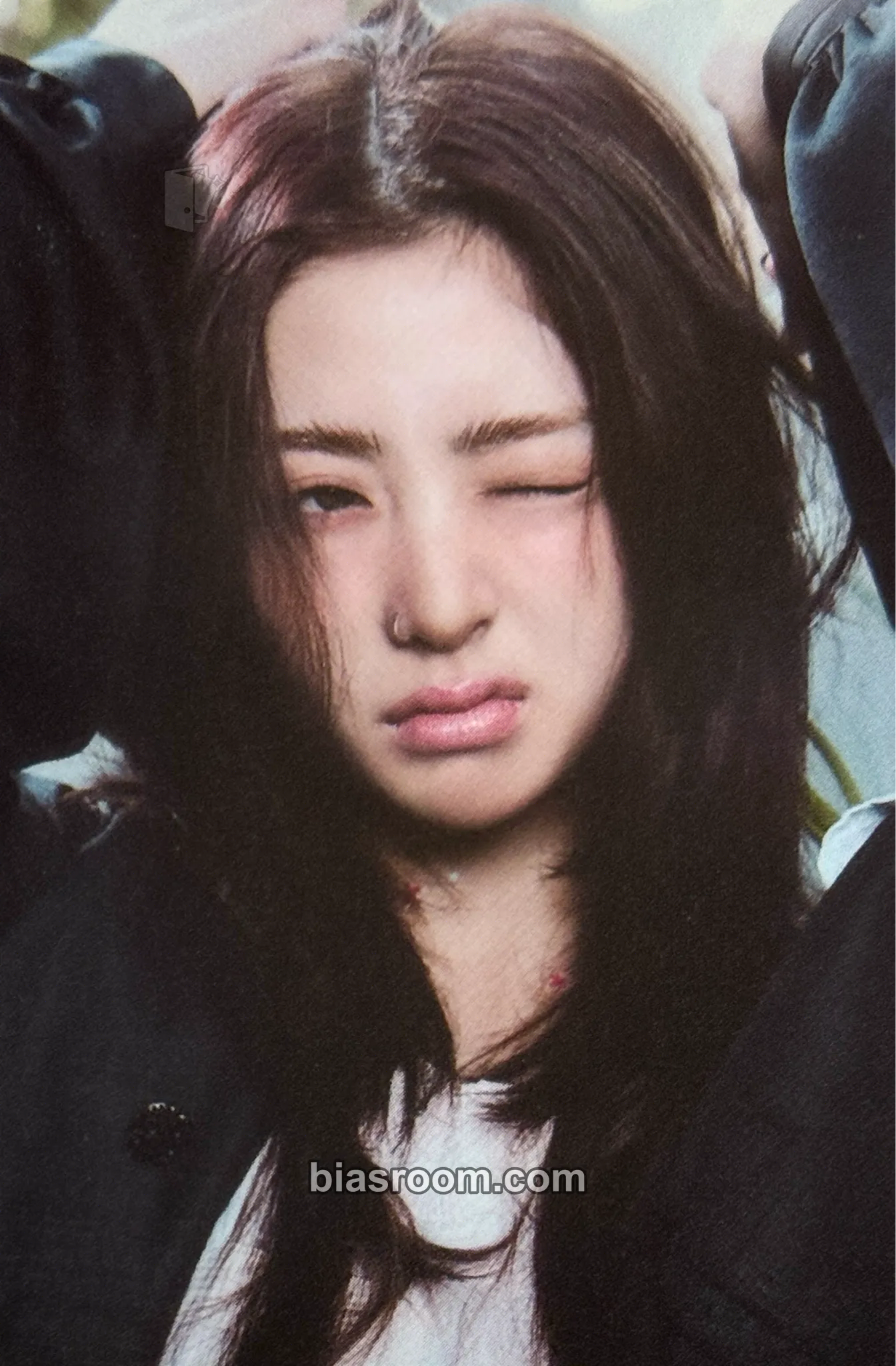 Huh Yunjin CRAZY Photocard - LE SSERAFIM - LE SSERAFIM K-pop photocard