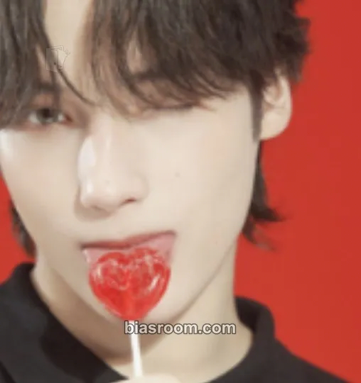 Huening Kai The Star Chapter: Sanctuary Photocard - TOMORROW X TOGETHER - TOMORROW X TOGETHER K-pop photocard