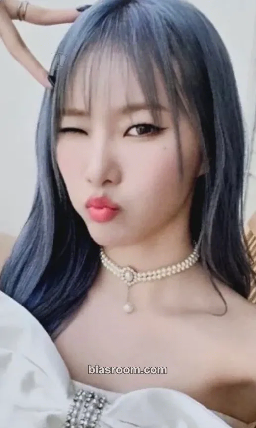 Monday Bliss Photocard - Weeekly - Weeekly K-pop photocard