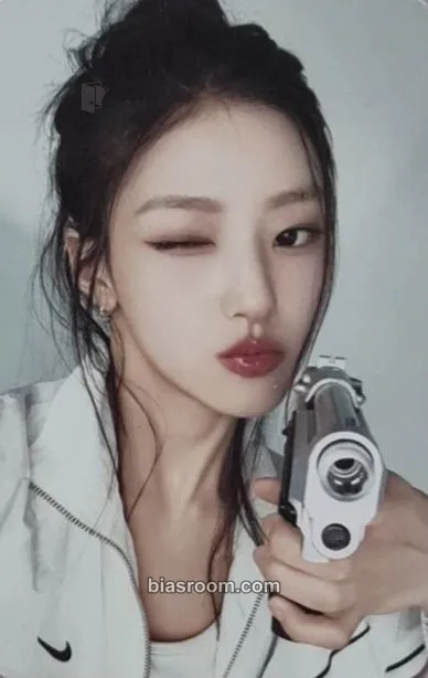 Haneul 2026 Season's greetings Photocard - KISS OF LIFE - KISS OF LIFE K-pop photocard