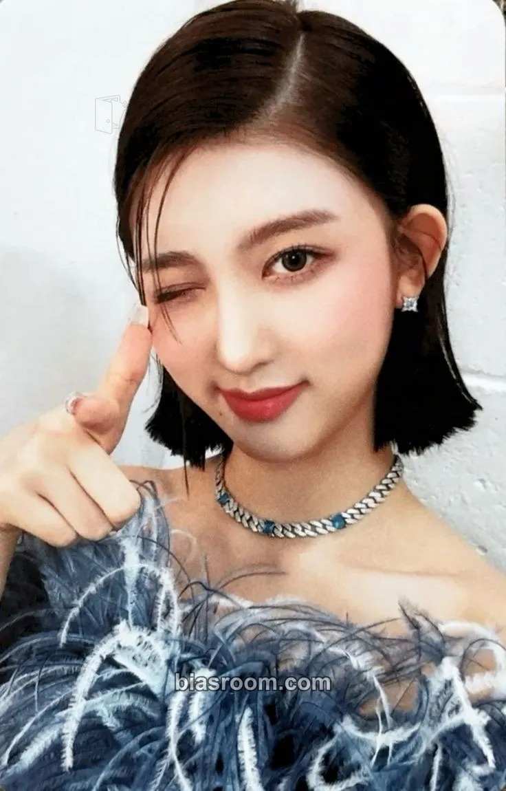 Gaeul LOVE DIVE Photocard - IVE - IVE K-pop photocard