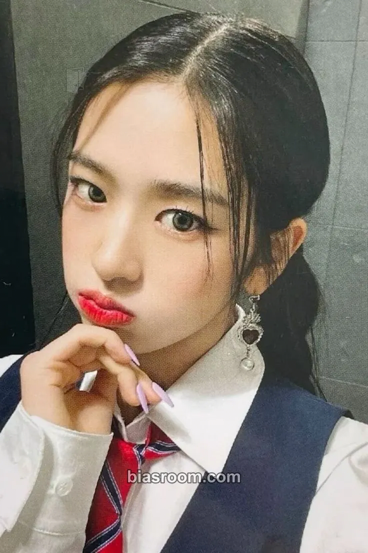 Yujin LOVE DIVE Photocard - IVE - IVE K-pop photocard